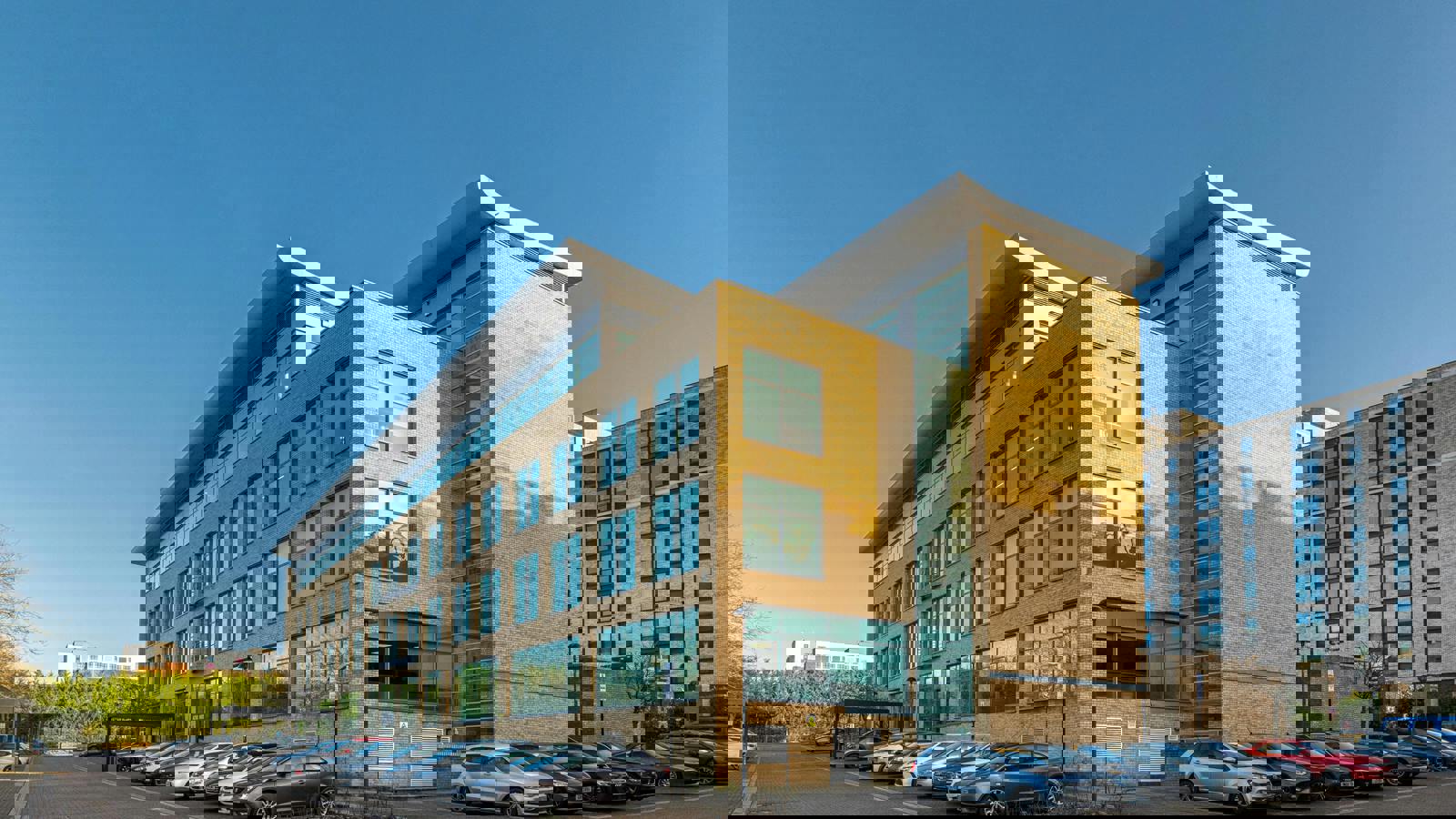 Altius Exterior  Sunny 24