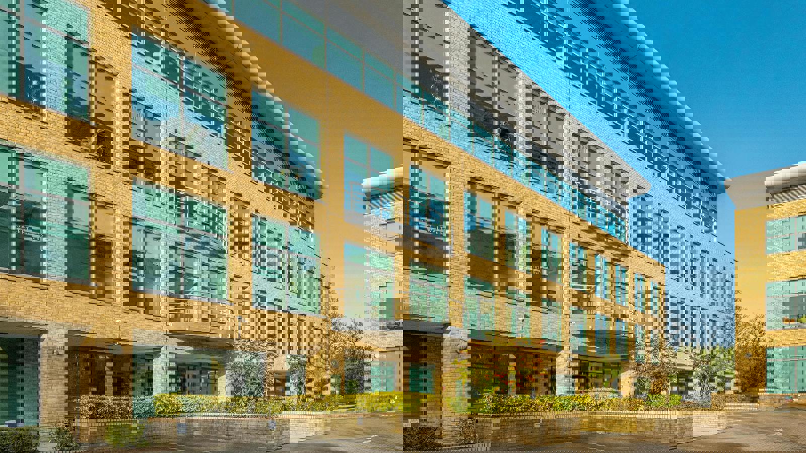 Altius Exterior  Sunny 26