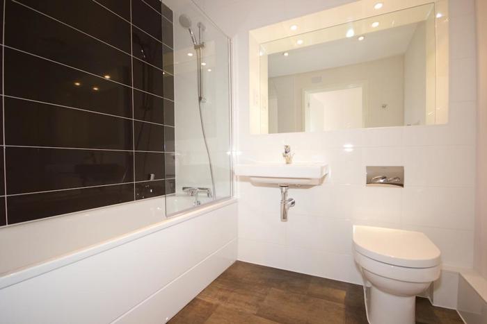 Ensuite Shower Room1.jpg