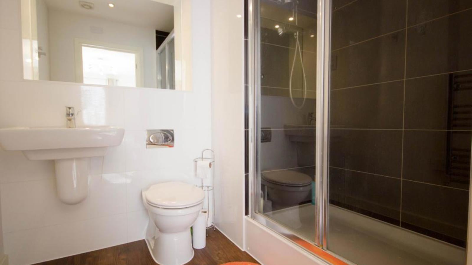 Ensuite.jpg Ensuite