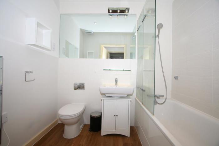 Bathroom1.jpg
