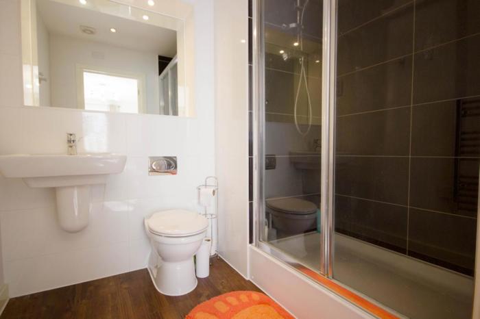 Ensuite1.jpg