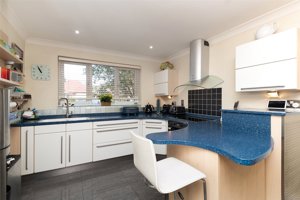 Cambridge, CB3 0LU picture 5