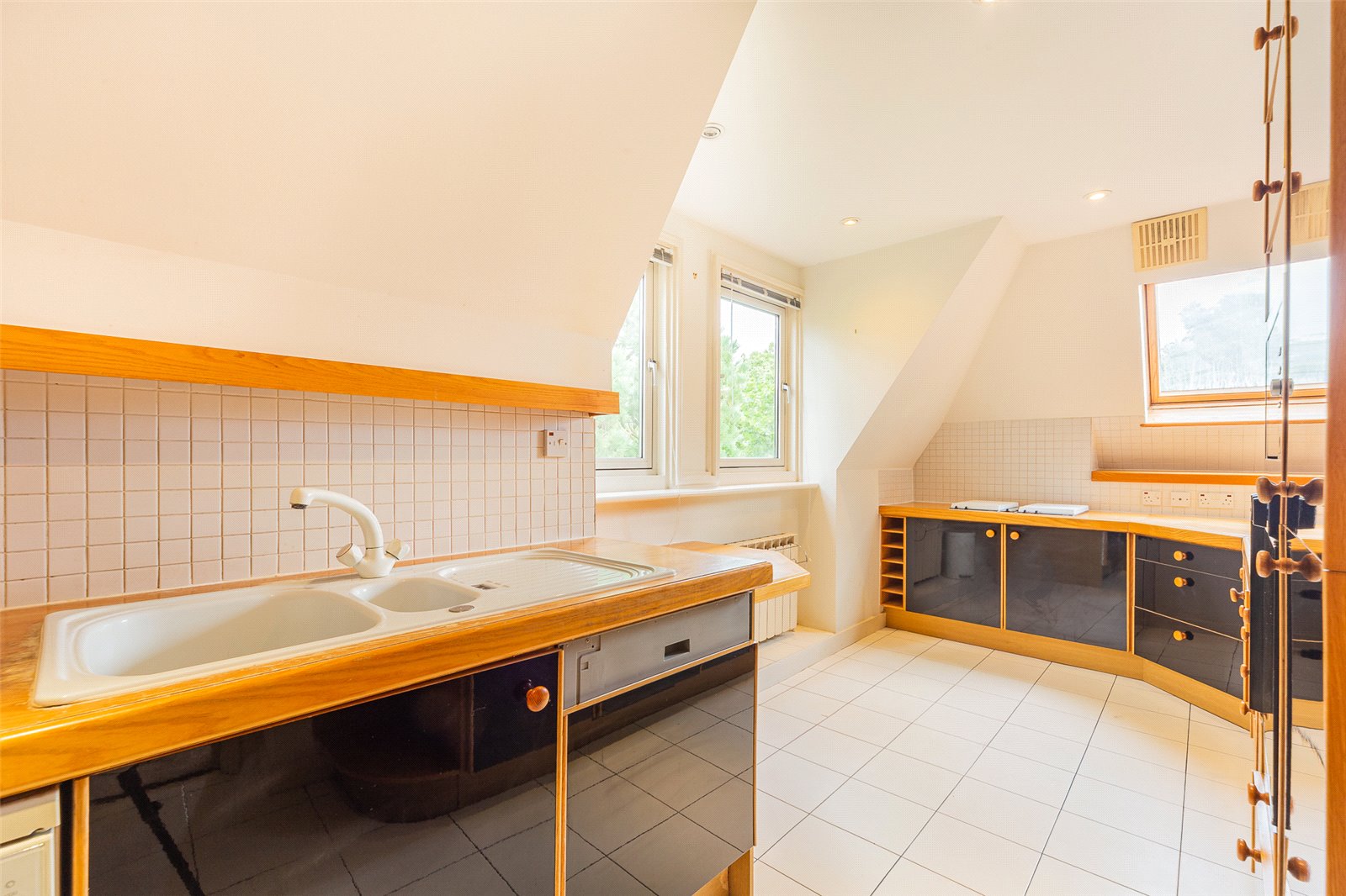 Redwood Lodge, Grange Road picture 6