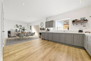 Holt, NR25 6EW picture 1